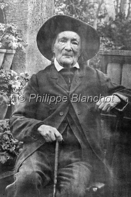 harmas fabre 01.JPG - Portrait de Jean-Henri FABRE (1823-1915)Harmas de FabreSérignan du Comtat, 84 France